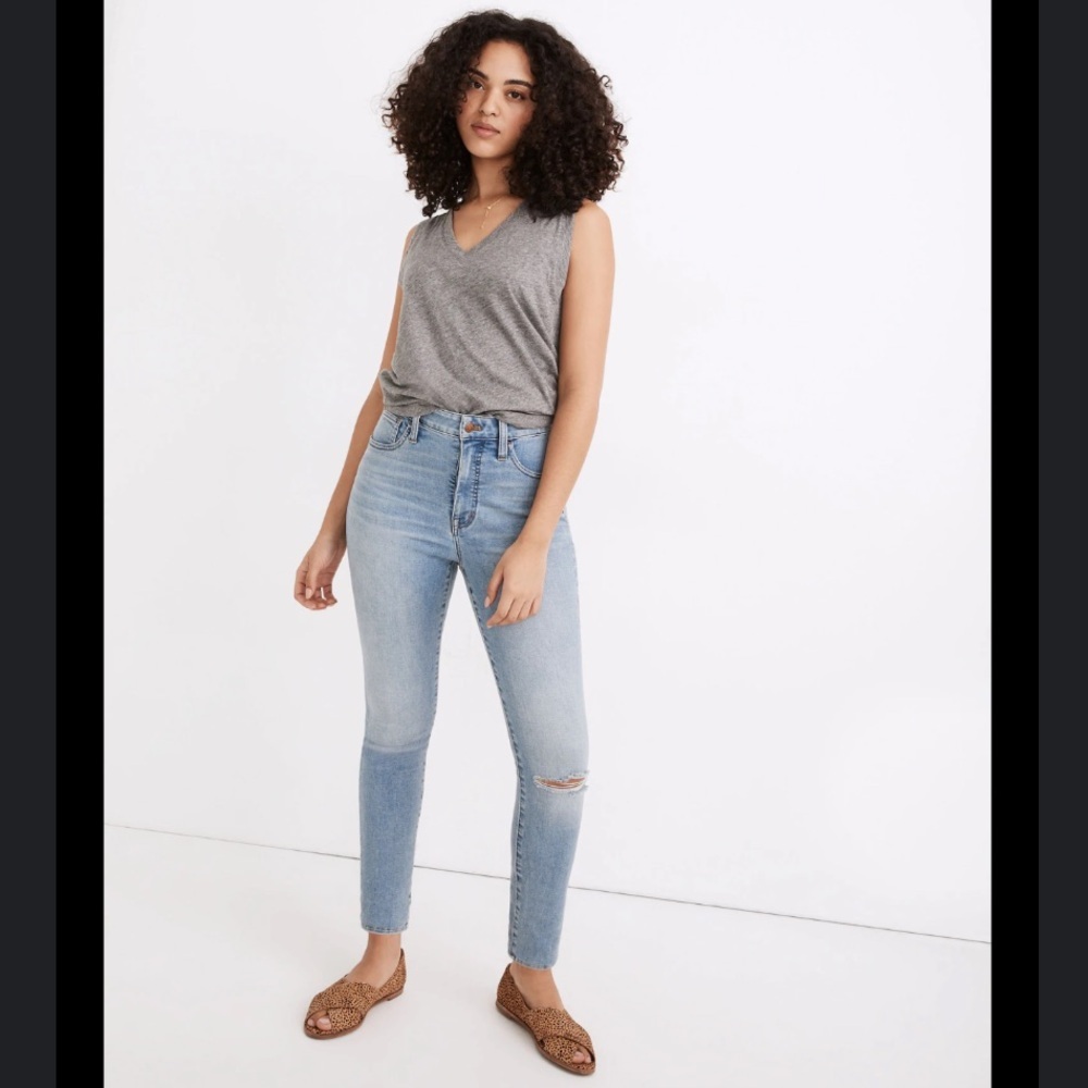 Madewell Curvy Roadtripper Authentic Jeans in Benton Wash: Knee-Rip Edition